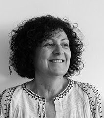 Photo d'une femme souriante avec cheveux bouclés, représentant le projet Urb1n, mettant en valeur la.