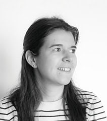 Portrait d'une femme souriante en noir et blanc, représentant la marque Urb1n, avec un style moderne.